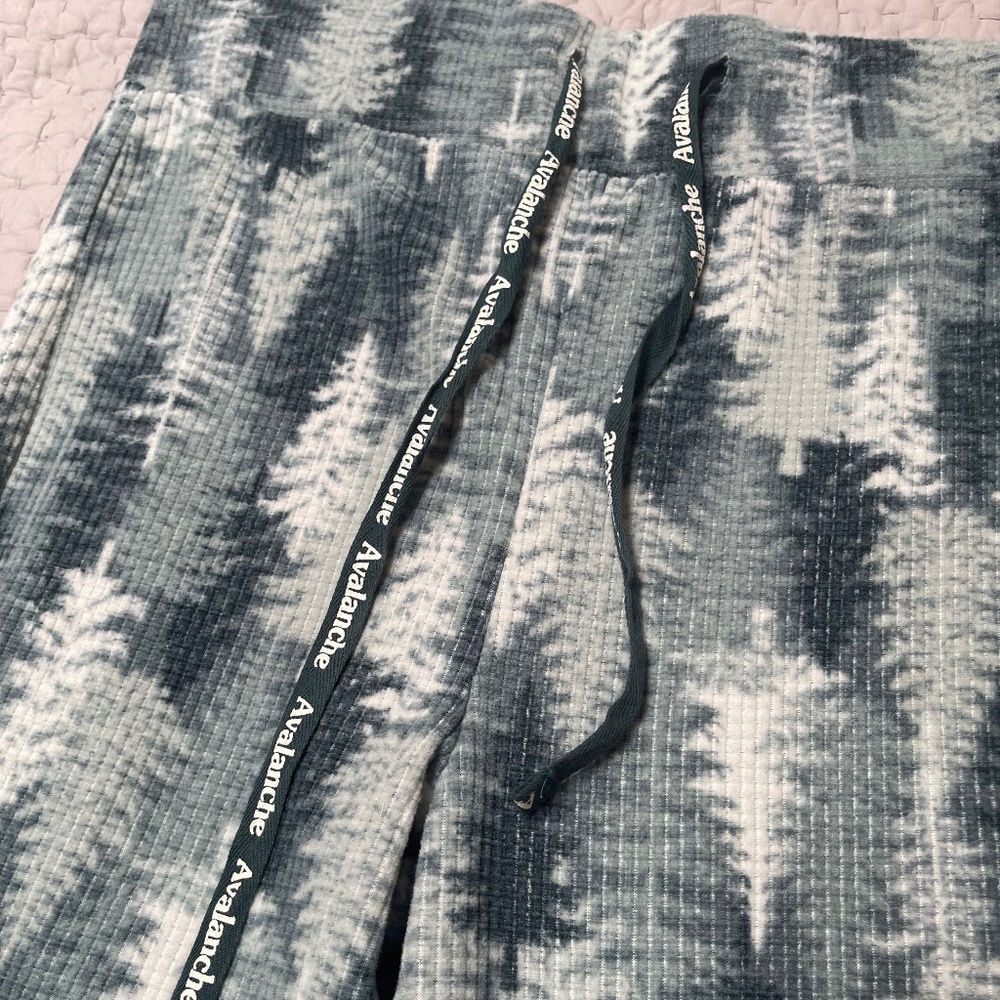 Avalanche Tree Legging Size Medium